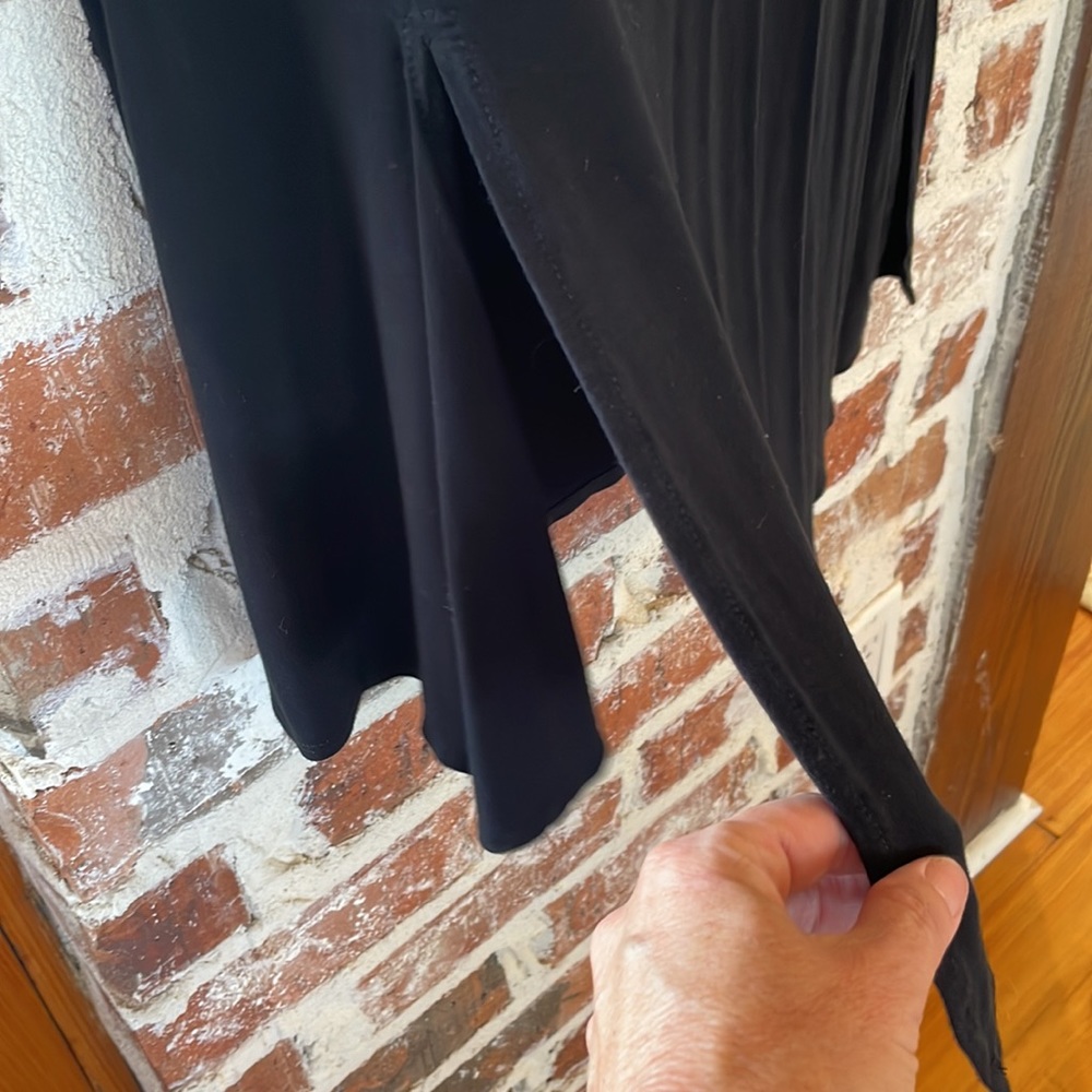 Fabletics sleeveless black tank.Moisture wicking fabric 90% Recyc Poly/elastane - Picture 3 of 5